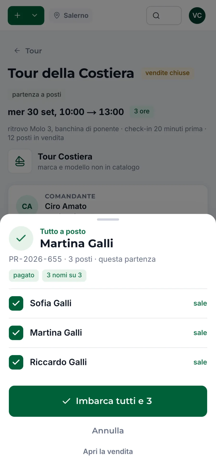 L’imbarco di un tour dal telefono: ticket pagato, tre nomi su tre, un tocco per far salire tutti